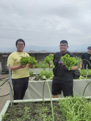 同學與採收蔬菜合照