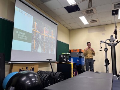 老師講解異常姿勢會造成身體哪些影響