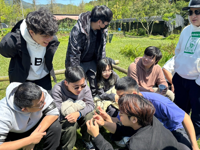 同學們討論福壽螺