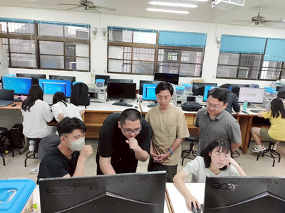 老師協助同學們操作程式-1