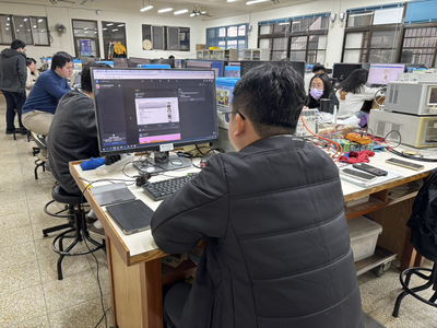 鈺鈞老師示範在蹦世界中設計遊戲