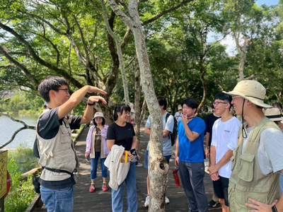 講師講解林業發展歷史與產業背景