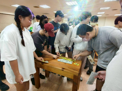 學生完成任務後獲得獎勵，挑選自己喜歡的禮品