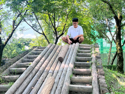 同學體驗早期林業運送木材的傳統方式